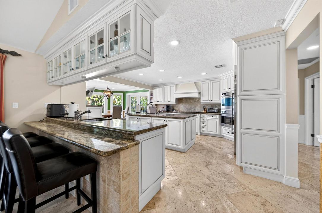 Breakfast Bar/Kitchen