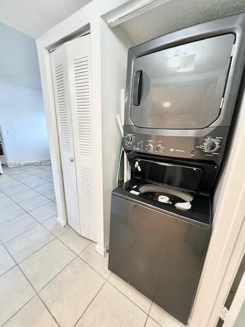 For Sale: $250,000 (2 beds, 1 baths, 749 Square Feet)