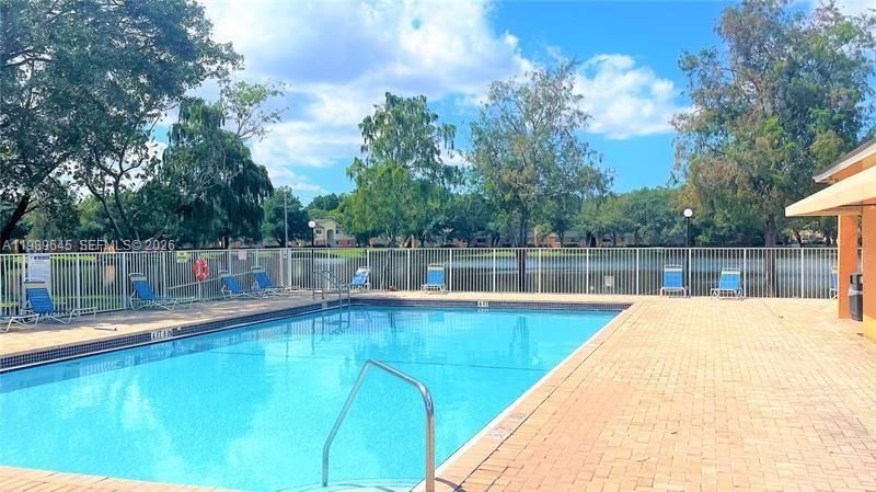 For Sale: $250,000 (2 beds, 1 baths, 749 Square Feet)