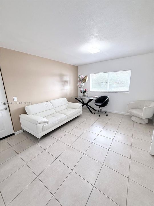 For Sale: $250,000 (2 beds, 1 baths, 749 Square Feet)