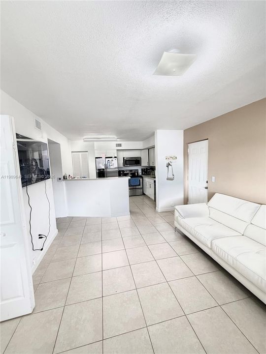 For Sale: $250,000 (2 beds, 1 baths, 749 Square Feet)
