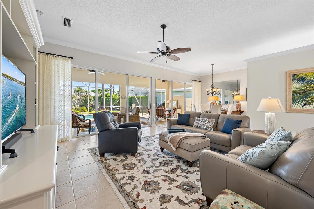 2215 SW Mayflower Dr