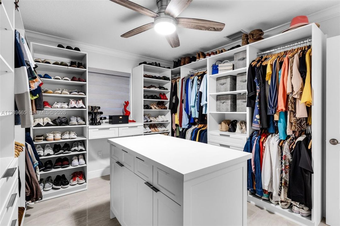 WALK IN CLOSET