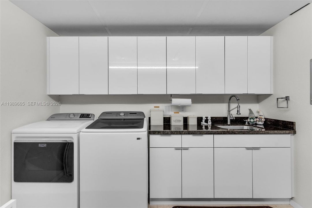FULL SIZE LAUNDRY ROOM
