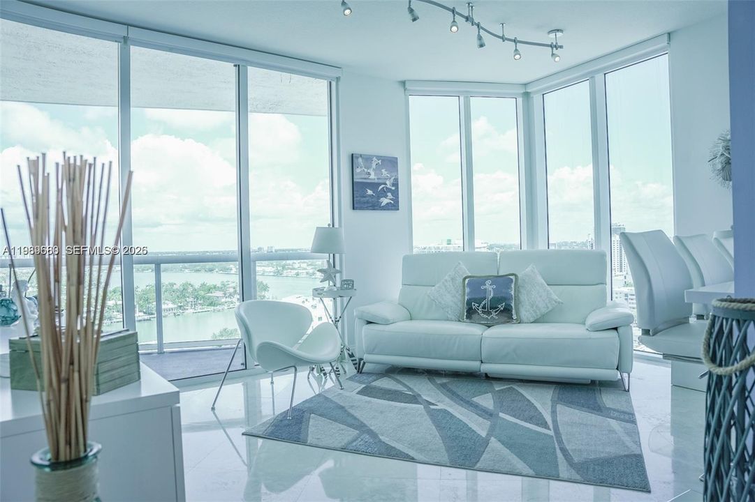 For Sale: $1,550,000 (2 beds, 2 baths, 1128 Square Feet)