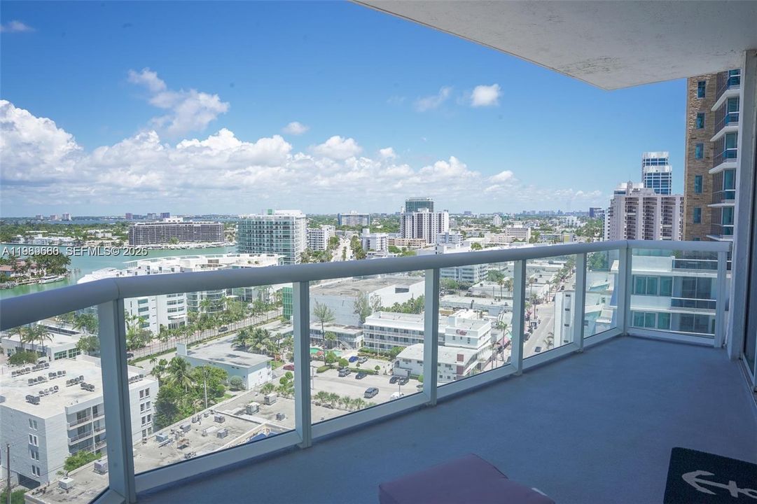 For Sale: $1,550,000 (2 beds, 2 baths, 1128 Square Feet)