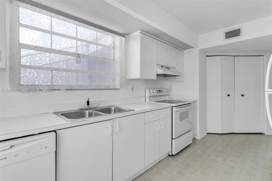 For Sale: $189,900 (2 beds, 2 baths, 1160 Square Feet)