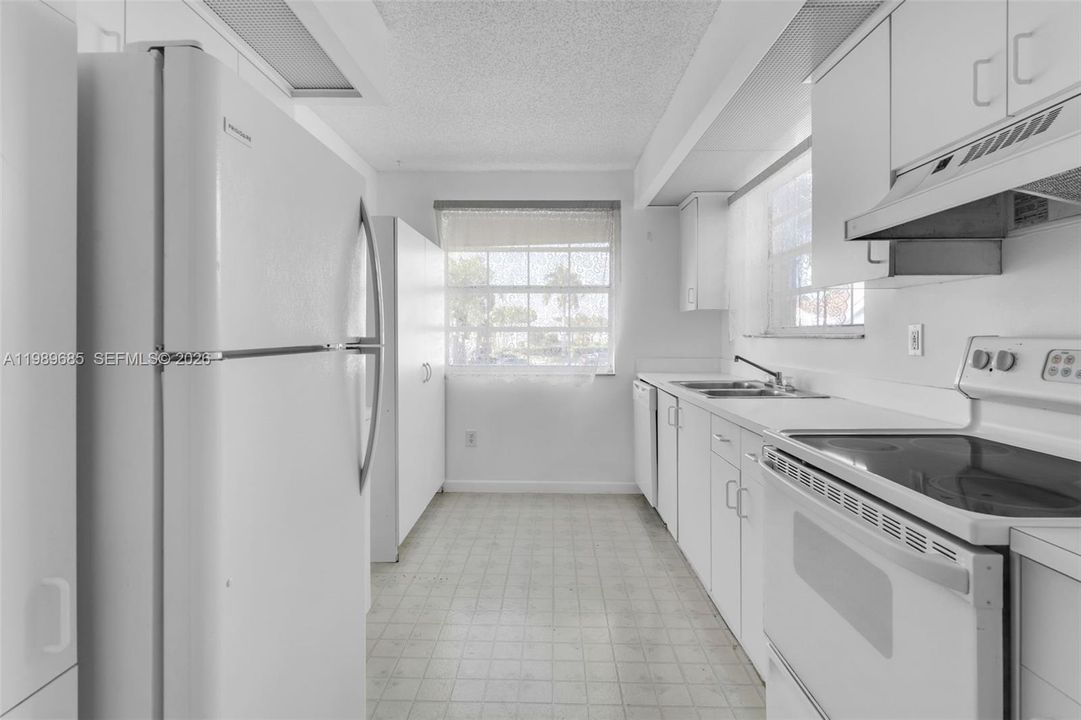 For Sale: $189,900 (2 beds, 2 baths, 1160 Square Feet)
