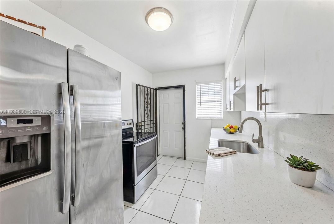 6701 - Kitchen (Virtually Staged)