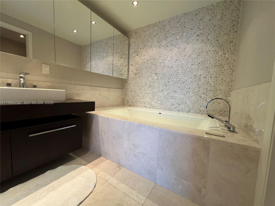 For Rent: $14,500 (3 beds, 3 baths, 1933 Square Feet)