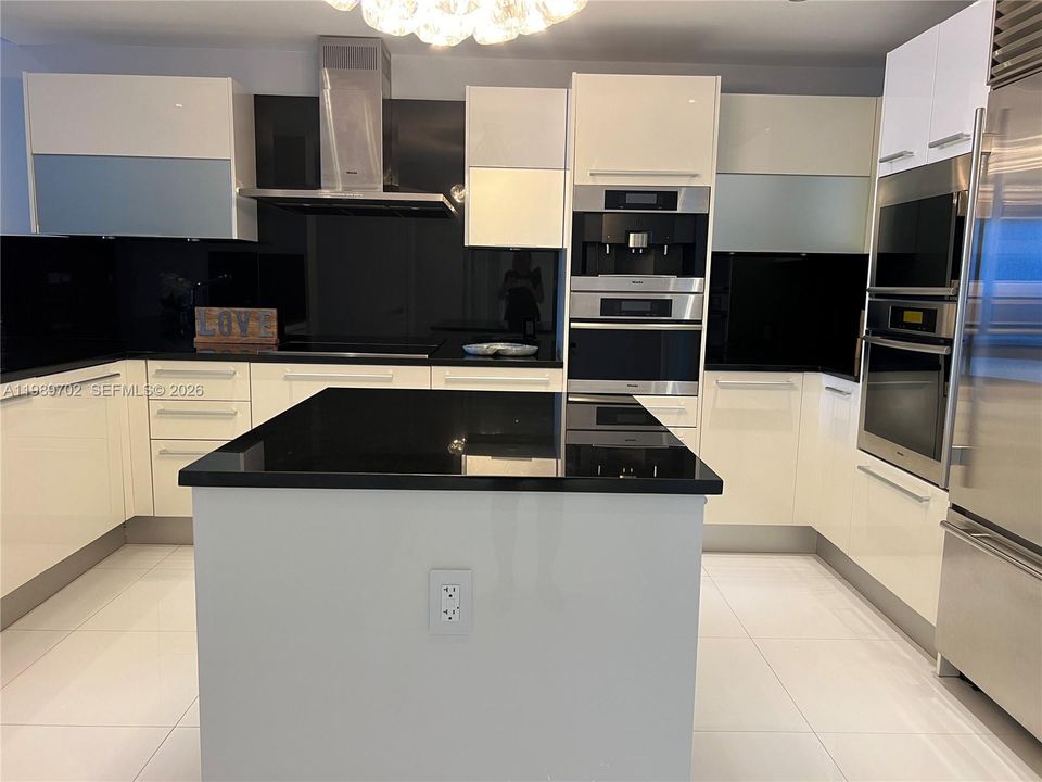 For Rent: $14,500 (3 beds, 3 baths, 1933 Square Feet)