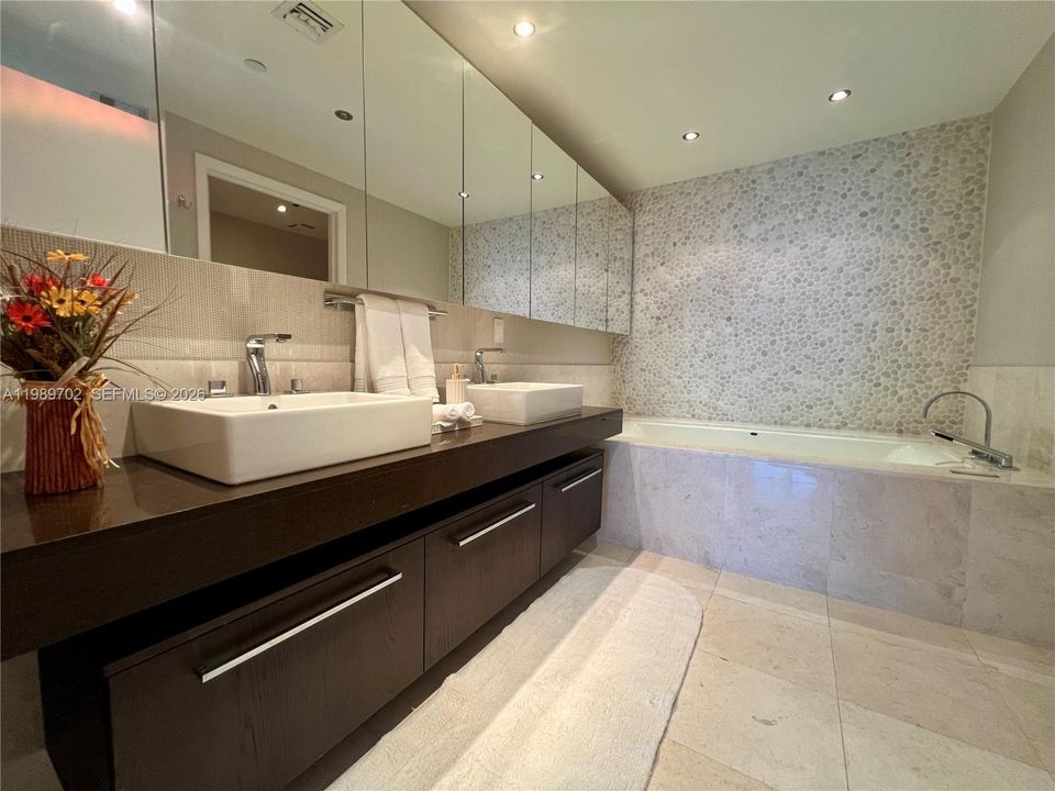 For Rent: $14,500 (3 beds, 3 baths, 1933 Square Feet)