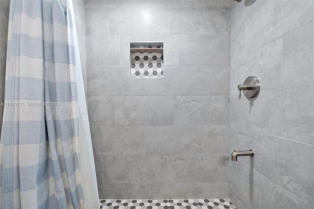 Под контрактом: $275,000 (2 спален, 2 ванн, 996 Квадратных фут)
