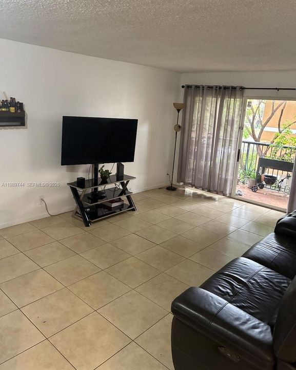 Active With Contract: $244,900 (3 beds, 2 baths, 1166 Square Feet)