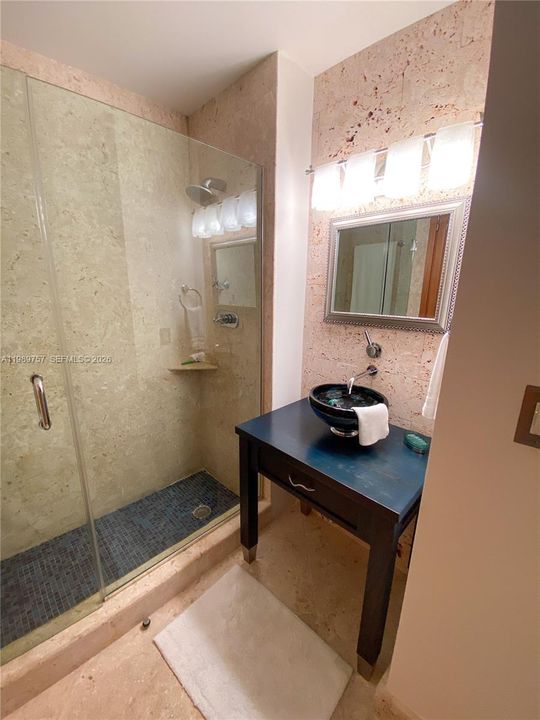 Activo con contrato: $8,500 (3 camas, 2 baños, 1700 Pies cuadrados)