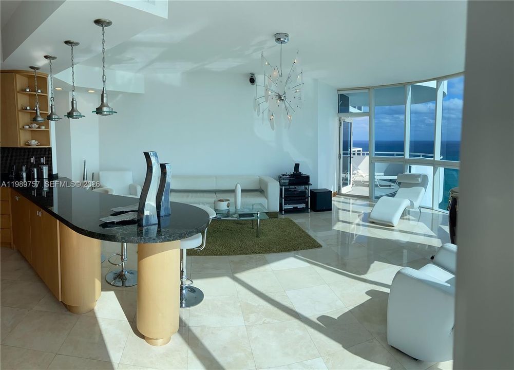Activo con contrato: $8,500 (3 camas, 2 baños, 1700 Pies cuadrados)