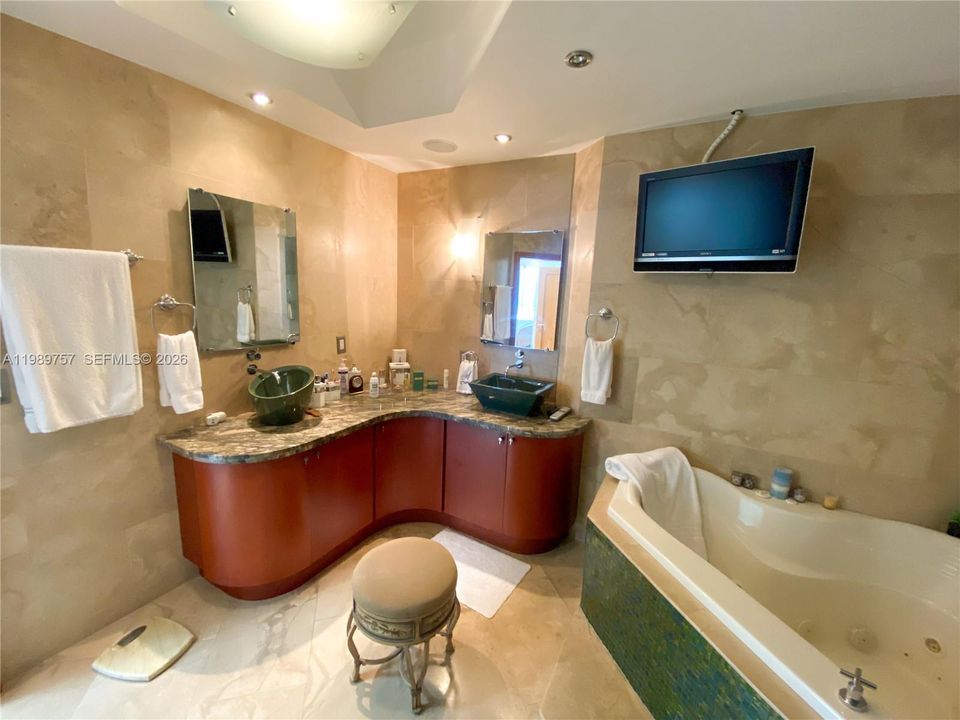 Activo con contrato: $8,500 (3 camas, 2 baños, 1700 Pies cuadrados)