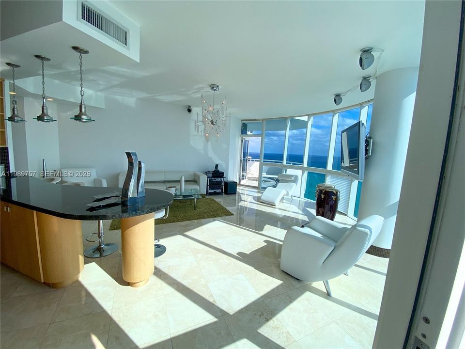 Activo con contrato: $8,500 (3 camas, 2 baños, 1700 Pies cuadrados)