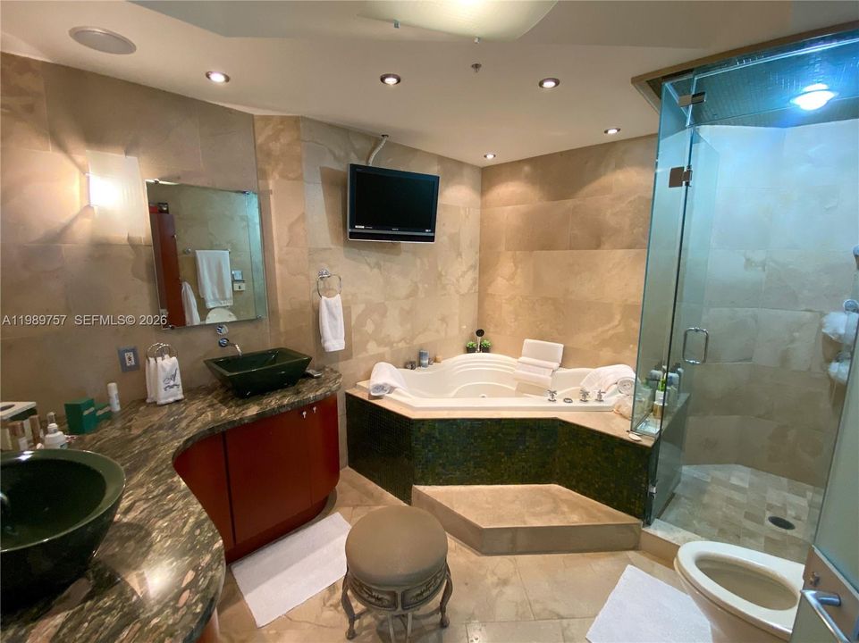 Activo con contrato: $8,500 (3 camas, 2 baños, 1700 Pies cuadrados)