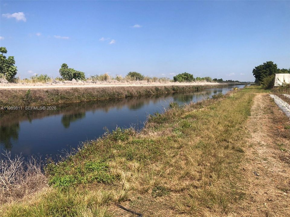 待售: $900,000 (1.25 acres)