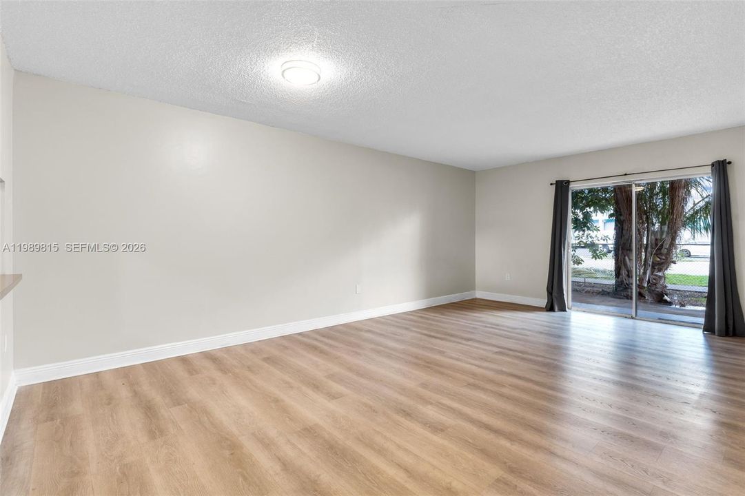 Activo con contrato: $2,200 (2 camas, 1 baños, 985 Pies cuadrados)