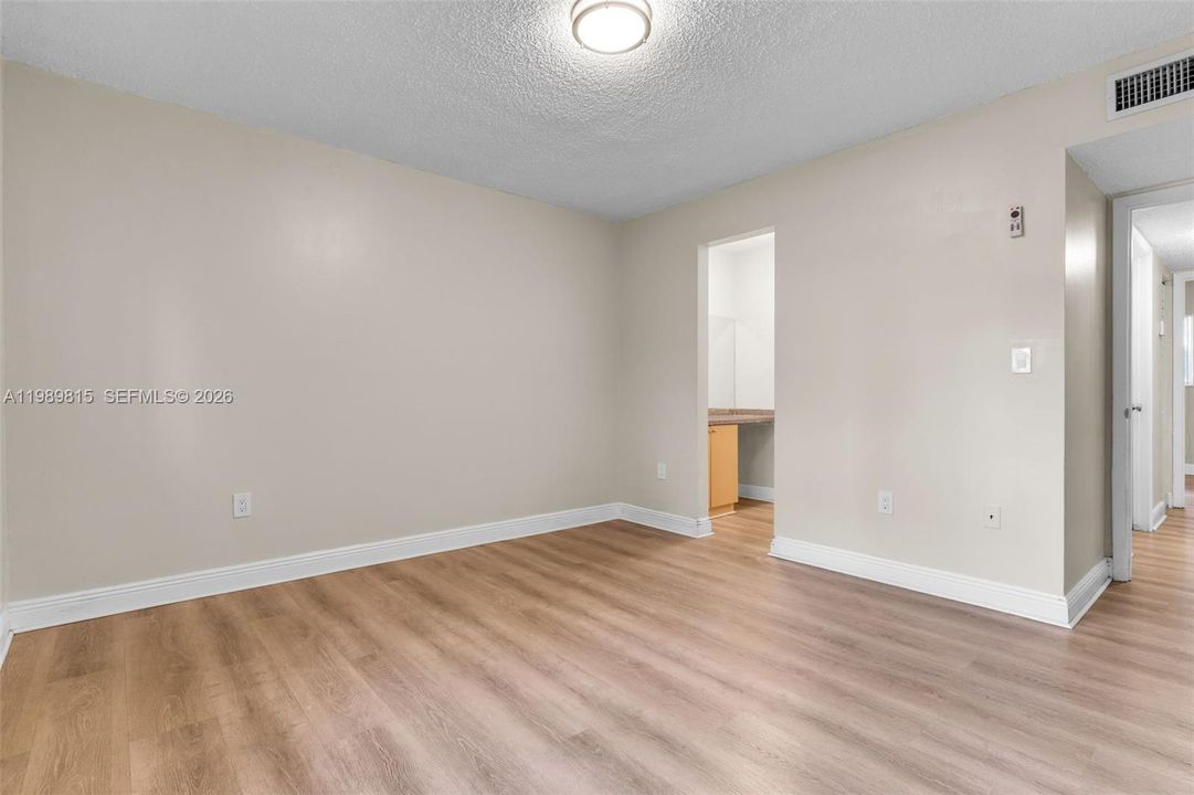 Activo con contrato: $2,200 (2 camas, 1 baños, 985 Pies cuadrados)