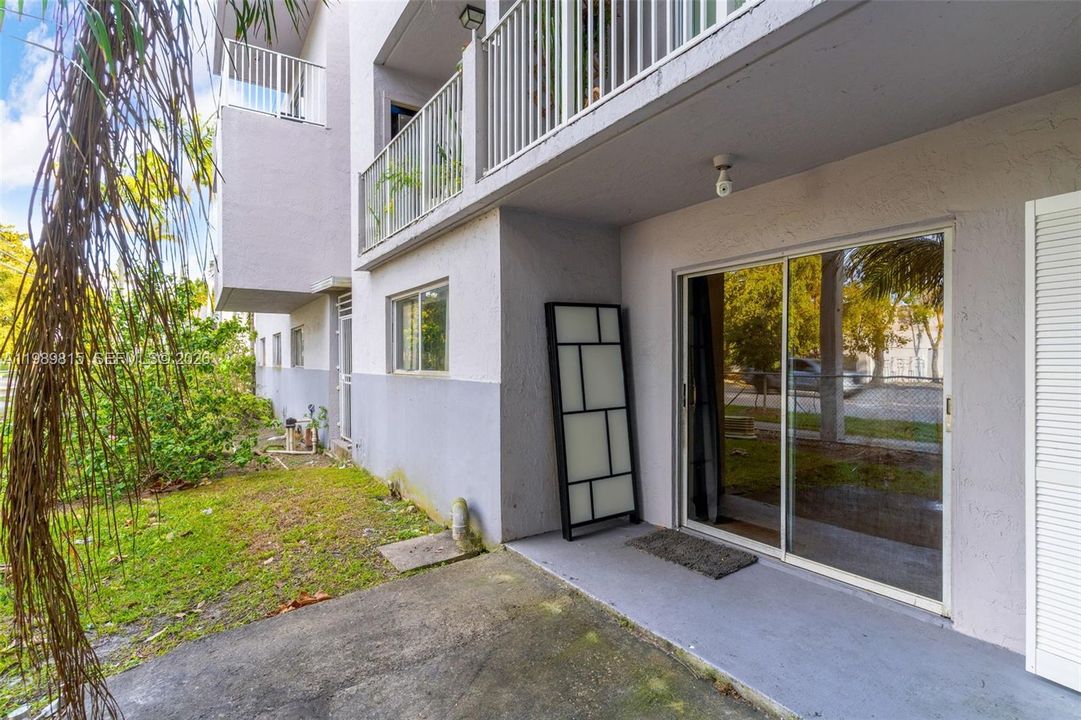 Activo con contrato: $2,200 (2 camas, 1 baños, 985 Pies cuadrados)