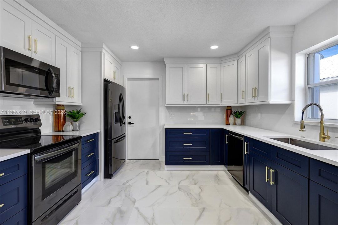 Active With Contract: $555,000 (4 beds, 2 baths, 2220 Square Feet)