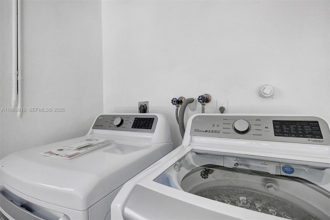 Active With Contract: $555,000 (4 beds, 2 baths, 2220 Square Feet)