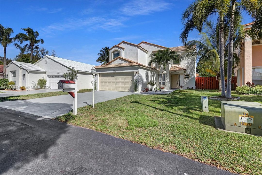 Active With Contract: $555,000 (4 beds, 2 baths, 2220 Square Feet)