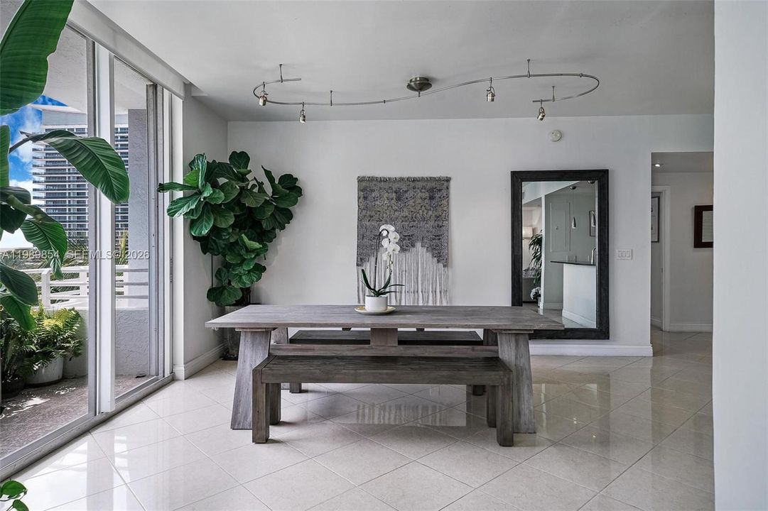 Vendido Recientemente: $799,000 (2 camas, 2 baños, 1270 Pies cuadrados)