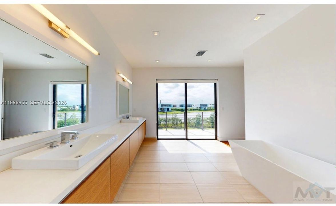 For Rent: $17,500 (5 beds, 6 baths, 4301 Square Feet)