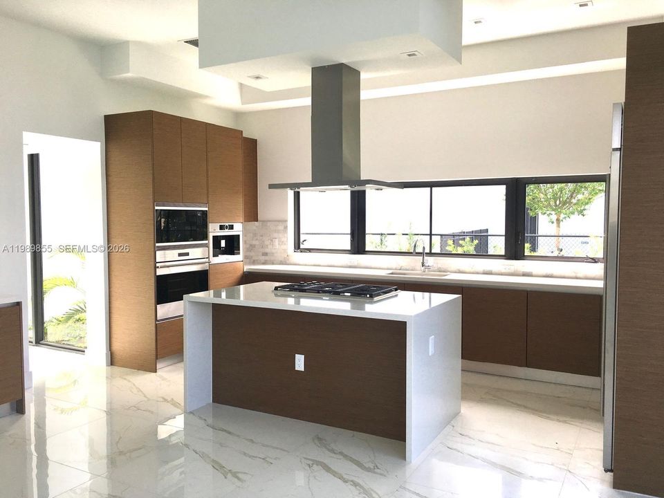 For Rent: $17,500 (5 beds, 6 baths, 4301 Square Feet)