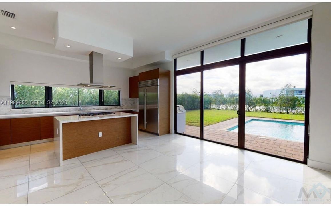 For Rent: $17,500 (5 beds, 6 baths, 4301 Square Feet)