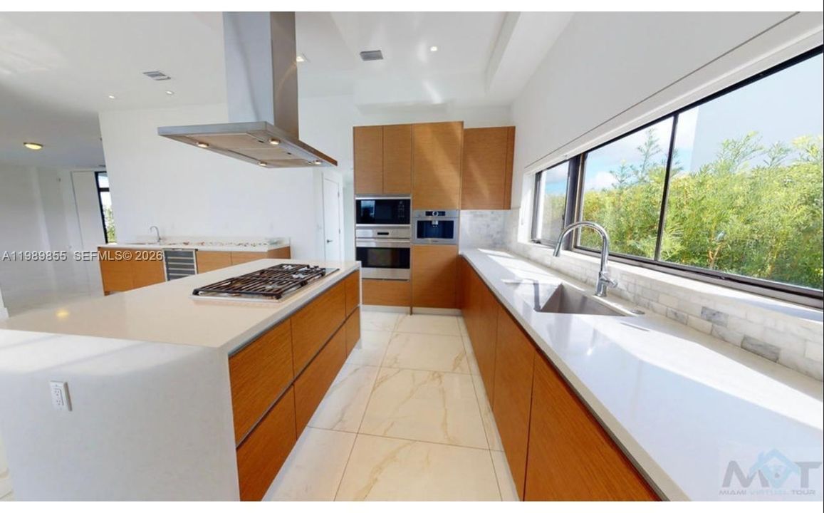 For Rent: $17,500 (5 beds, 6 baths, 4301 Square Feet)