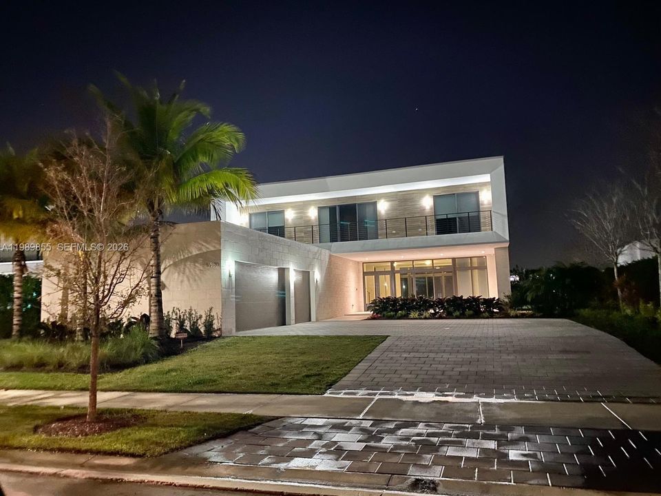 For Rent: $17,500 (5 beds, 6 baths, 4301 Square Feet)