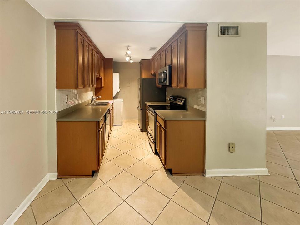 Под контрактом: $330,000 (2 спален, 2 ванн, 1178 Квадратных фут)