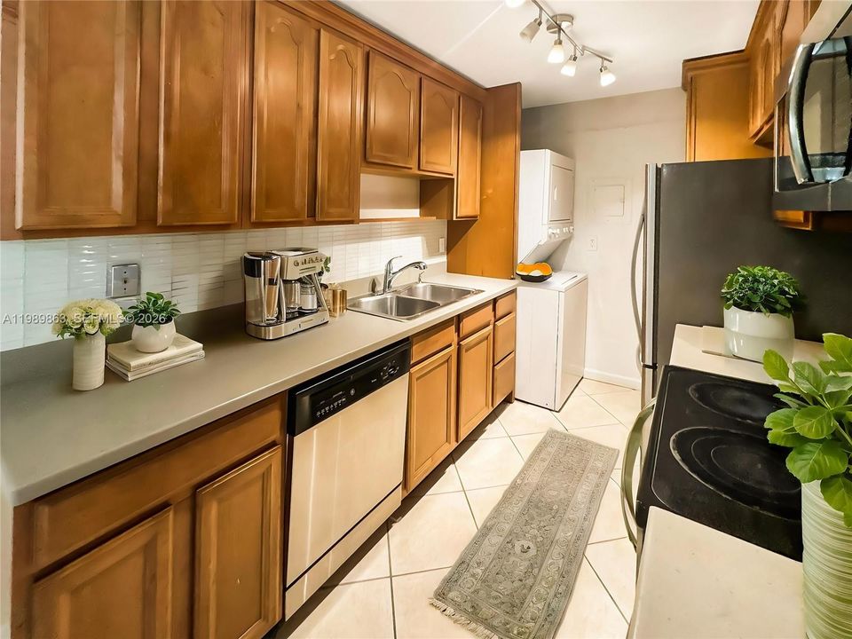 Под контрактом: $330,000 (2 спален, 2 ванн, 1178 Квадратных фут)