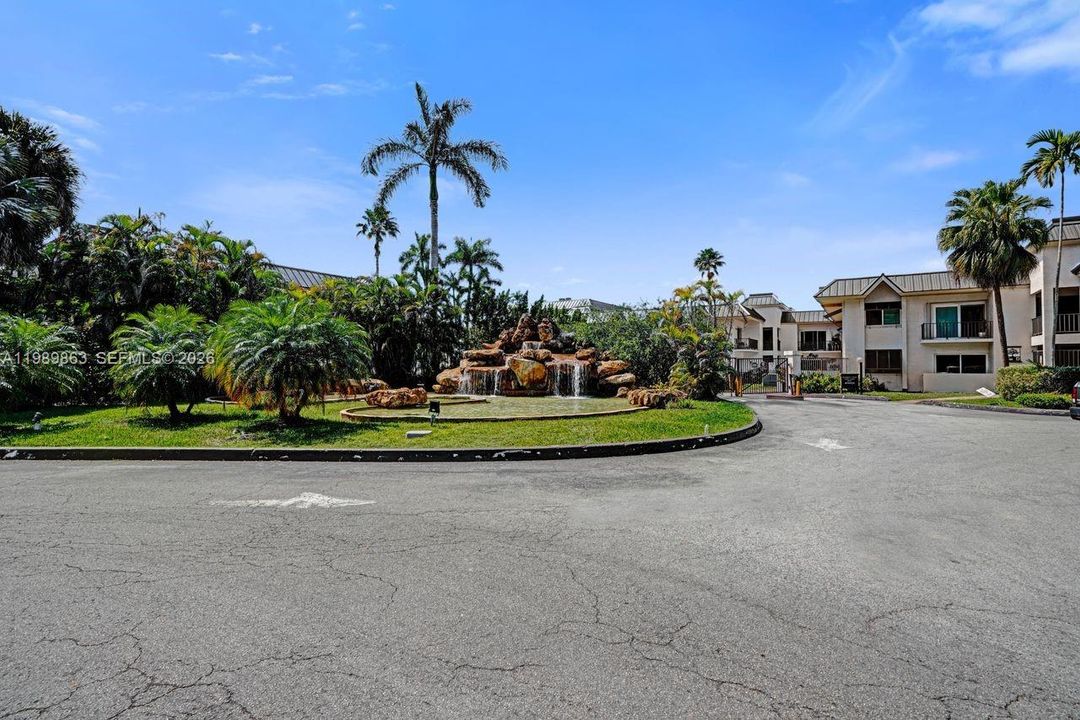 Под контрактом: $330,000 (2 спален, 2 ванн, 1178 Квадратных фут)