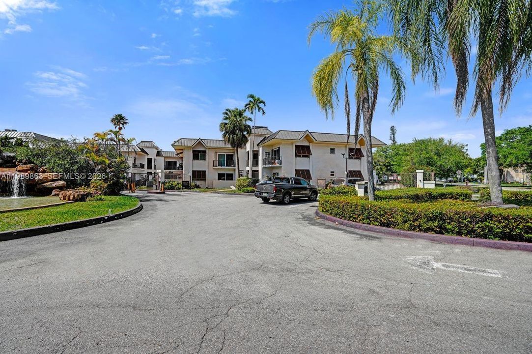 Под контрактом: $330,000 (2 спален, 2 ванн, 1178 Квадратных фут)