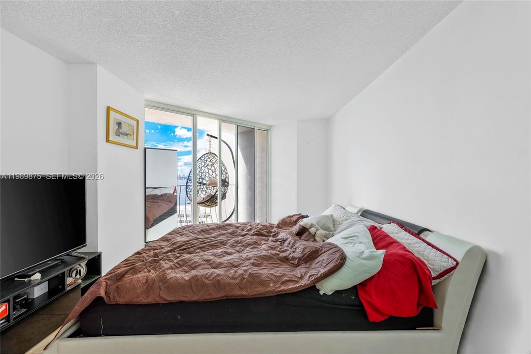 For Sale: $425,000 (2 beds, 2 baths, 1030 Square Feet)