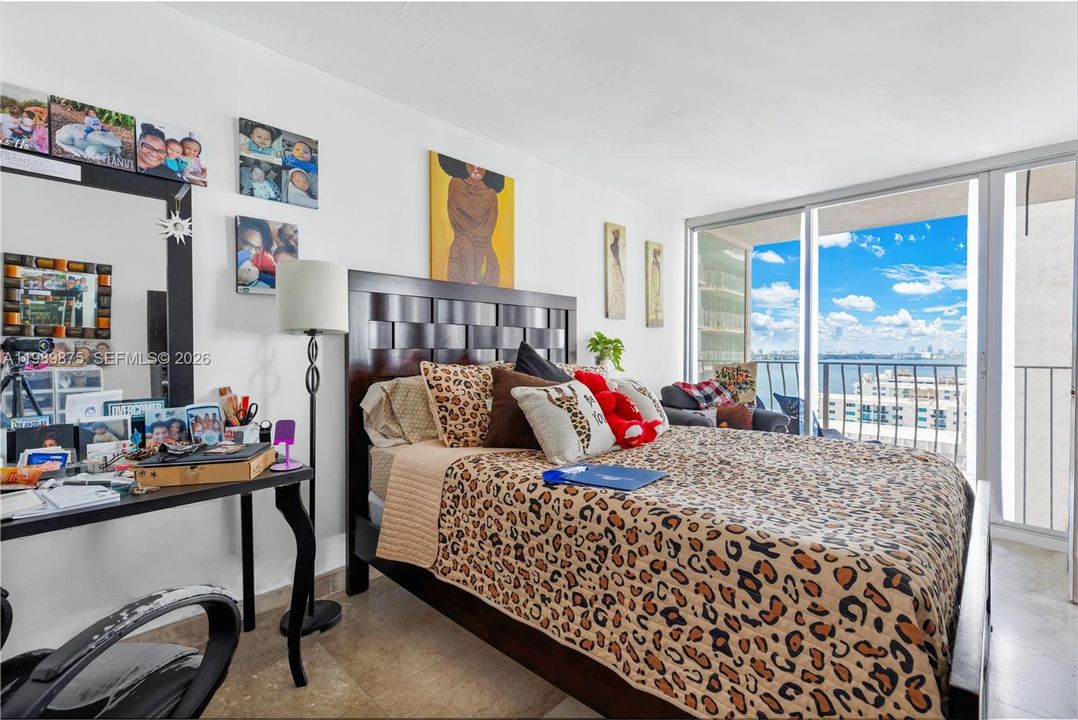 For Sale: $425,000 (2 beds, 2 baths, 1030 Square Feet)