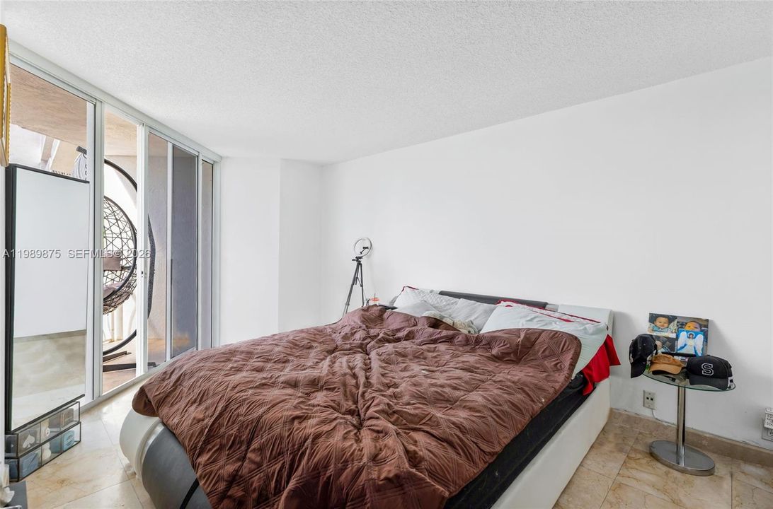 For Sale: $425,000 (2 beds, 2 baths, 1030 Square Feet)