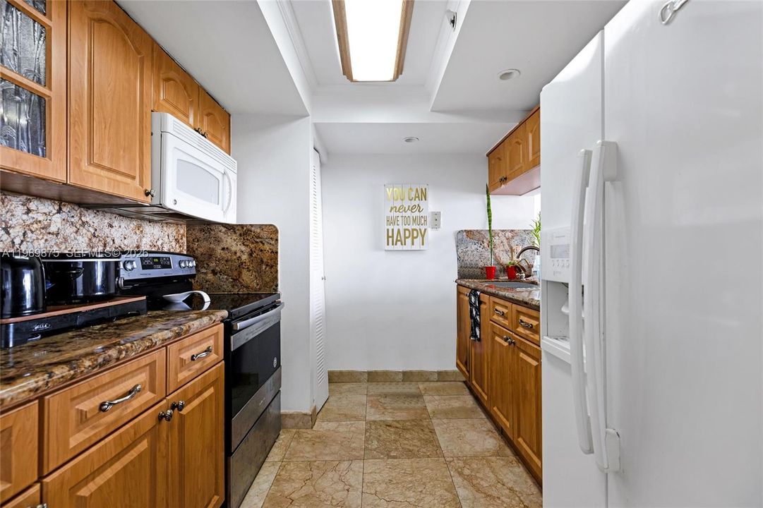 For Sale: $425,000 (2 beds, 2 baths, 1030 Square Feet)