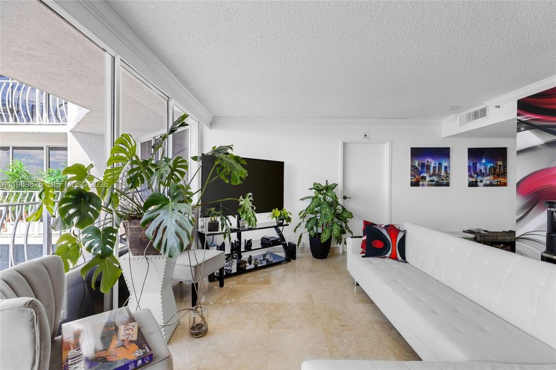 For Sale: $425,000 (2 beds, 2 baths, 1030 Square Feet)