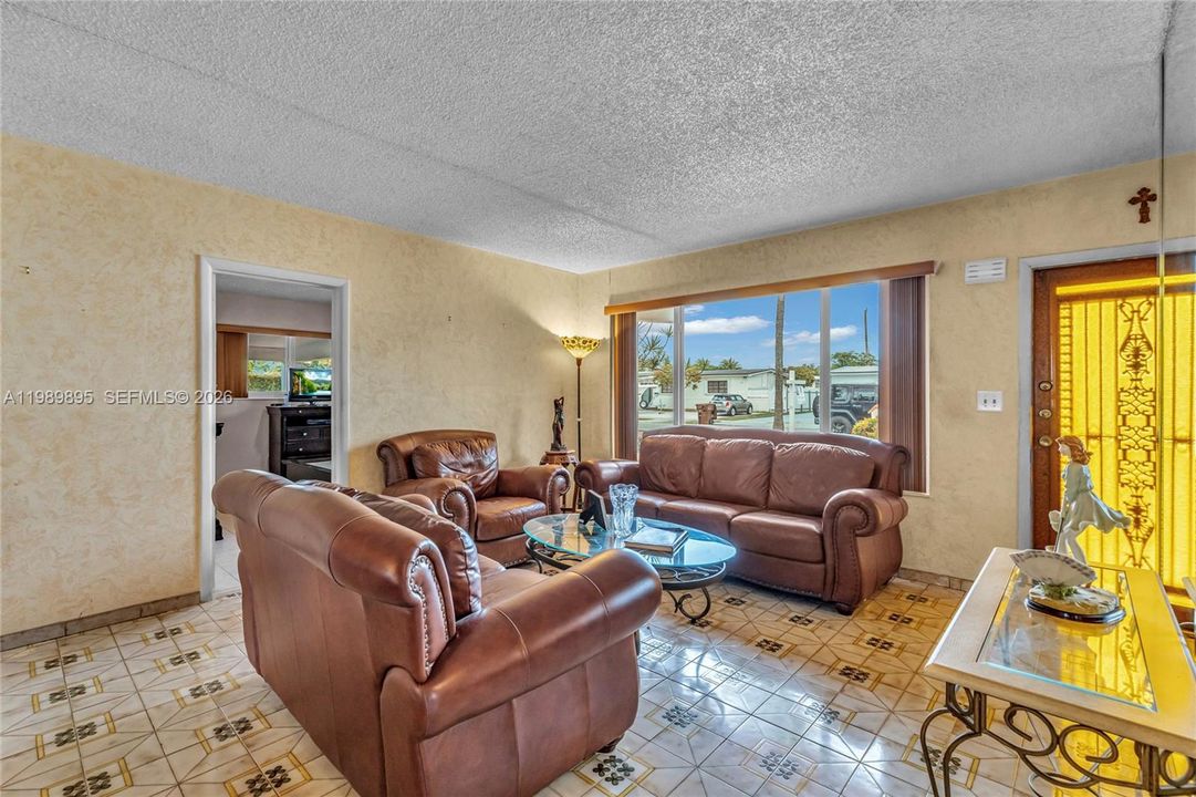 Activo con contrato: $637,500 (3 camas, 2 baños, 1761 Pies cuadrados)
