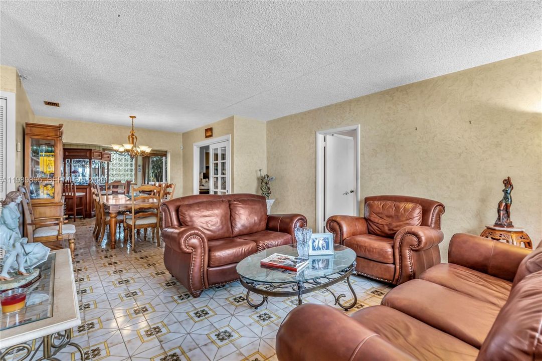 Activo con contrato: $637,500 (3 camas, 2 baños, 1761 Pies cuadrados)