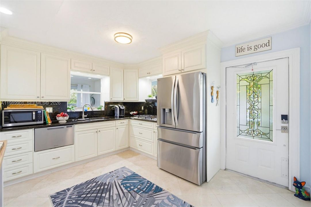 Recently Sold: $1,290,000 (2 beds, 2 baths, 1596 Square Feet)