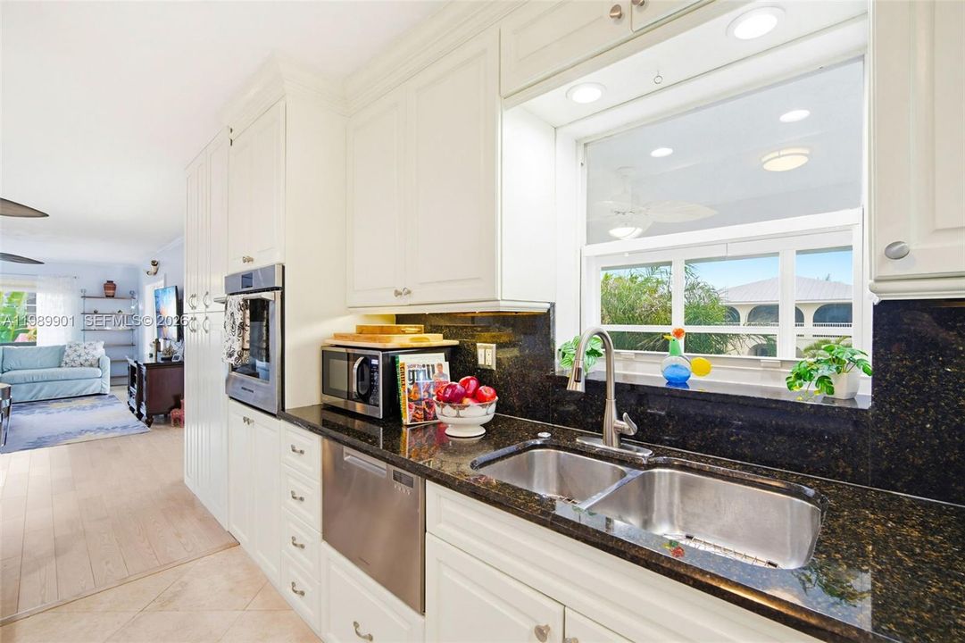 Recently Sold: $1,290,000 (2 beds, 2 baths, 1596 Square Feet)