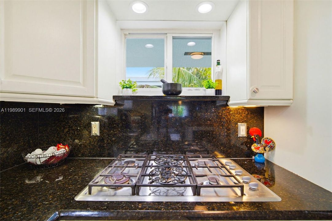Recently Sold: $1,290,000 (2 beds, 2 baths, 1596 Square Feet)